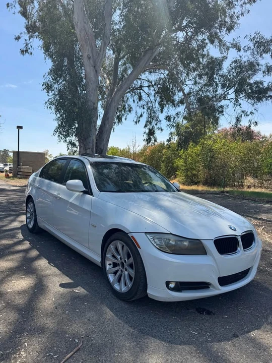 2009 BMW E90 3 Series Sedan - Image 2 of 6