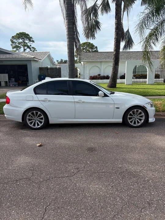 2009 BMW E90 3 Series Sedan - Image 2 of 7