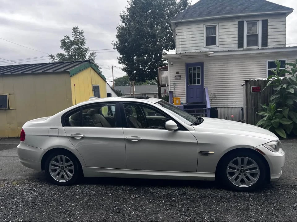 2009 BMW E90 3 Series Sedan - Image 2 of 9