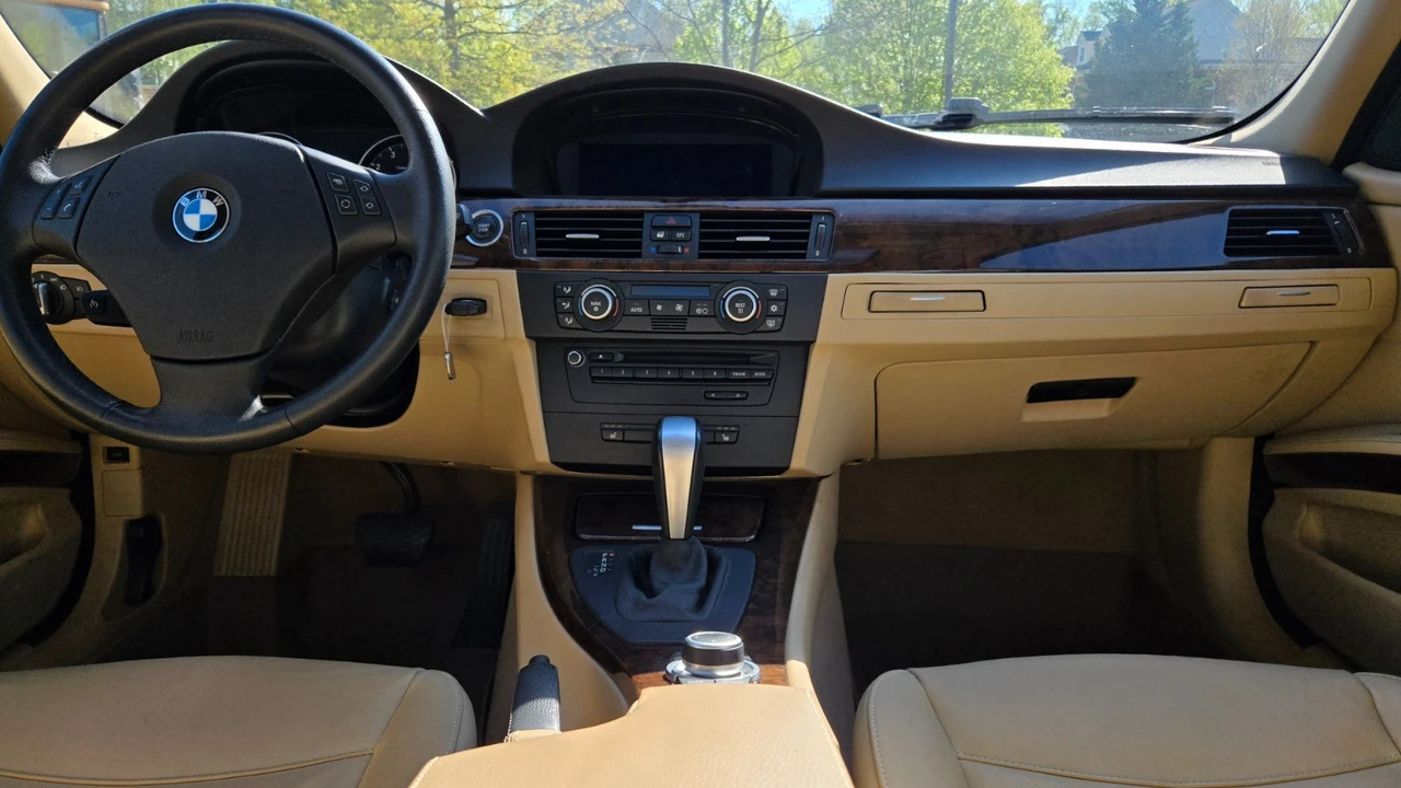 2009 BMW E90 3 Series Sedan - Image 12 of 20