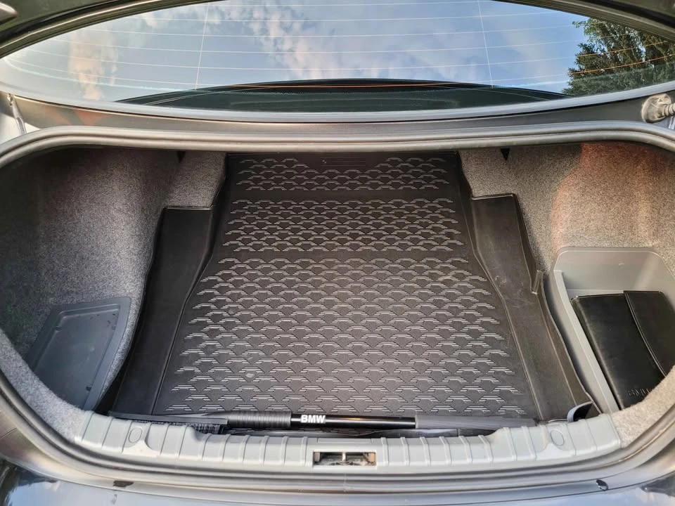 2009 BMW E90 3 Series Sedan - Image 11 of 12