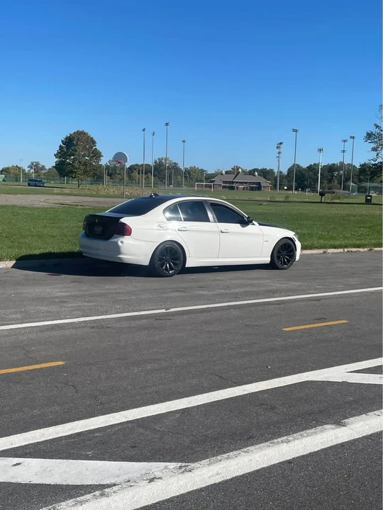 2009 BMW E90 3 Series Sedan - Image 4 of 5