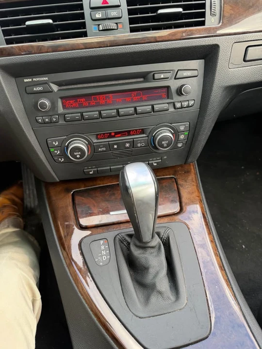 2009 BMW E90 3 Series Sedan - Image 16 of 19
