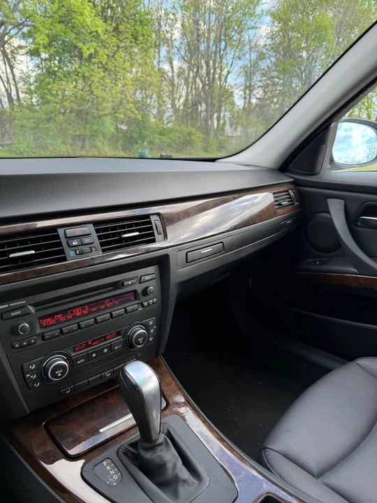 2009 BMW E90 3 Series Sedan - Image 15 of 19