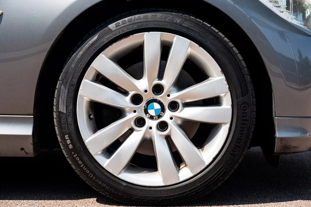 2009 BMW E90 3 Series Sedan - Image 19 of 30