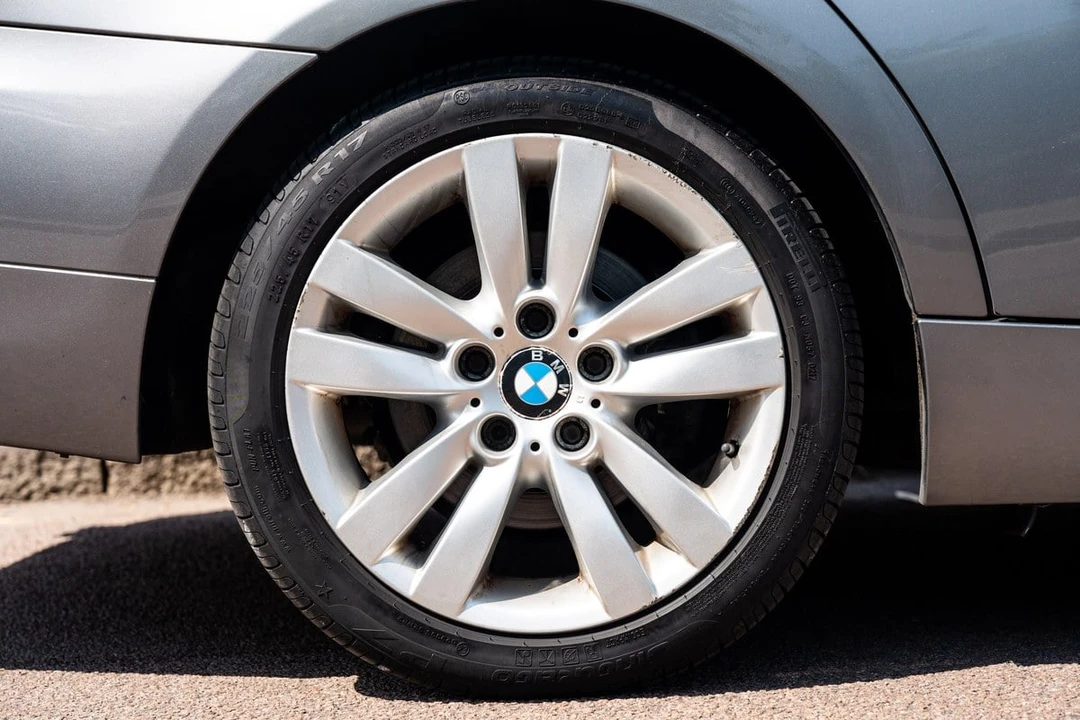 2009 BMW E90 3 Series Sedan - Image 20 of 30