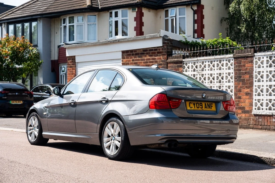 2009 BMW E90 3 Series Sedan - Image 16 of 30
