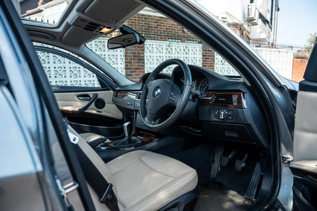 2009 BMW E90 3 Series Sedan - Image 24 of 30