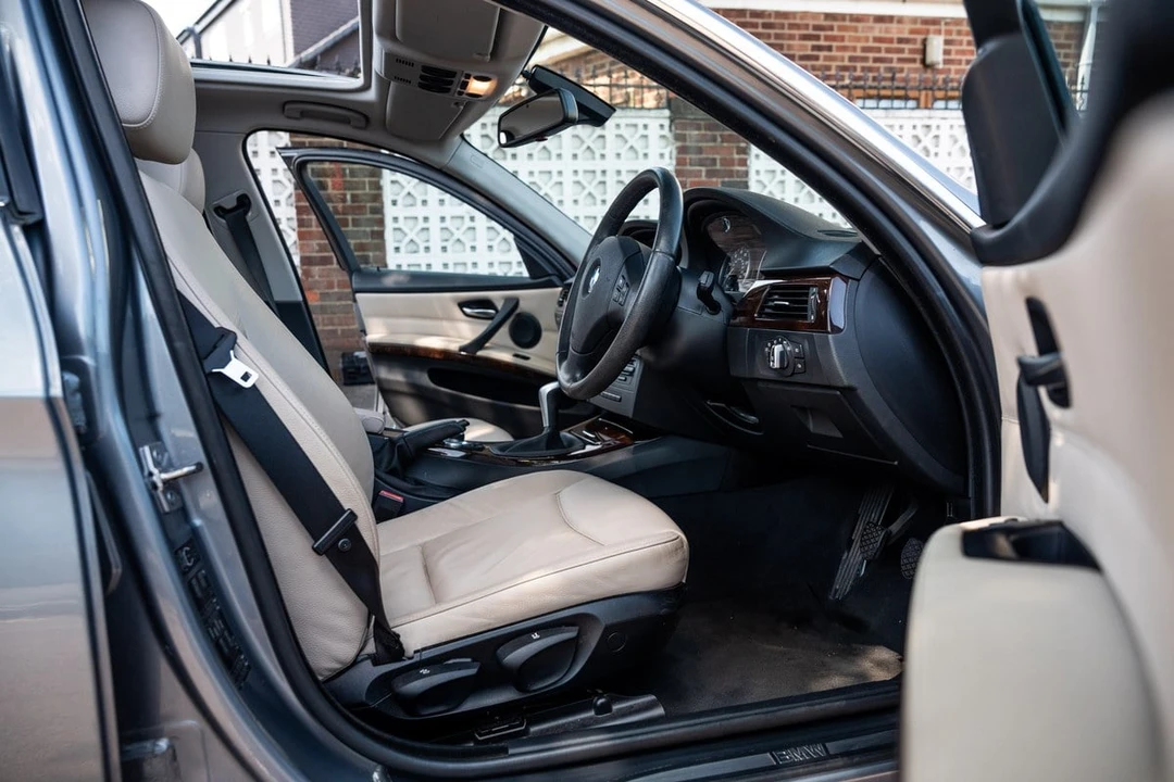 2009 BMW E90 3 Series Sedan - Image 25 of 30