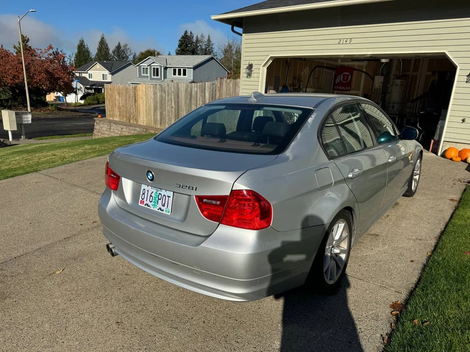 2009 BMW E90 3 Series Sedan - Image 3 of 6