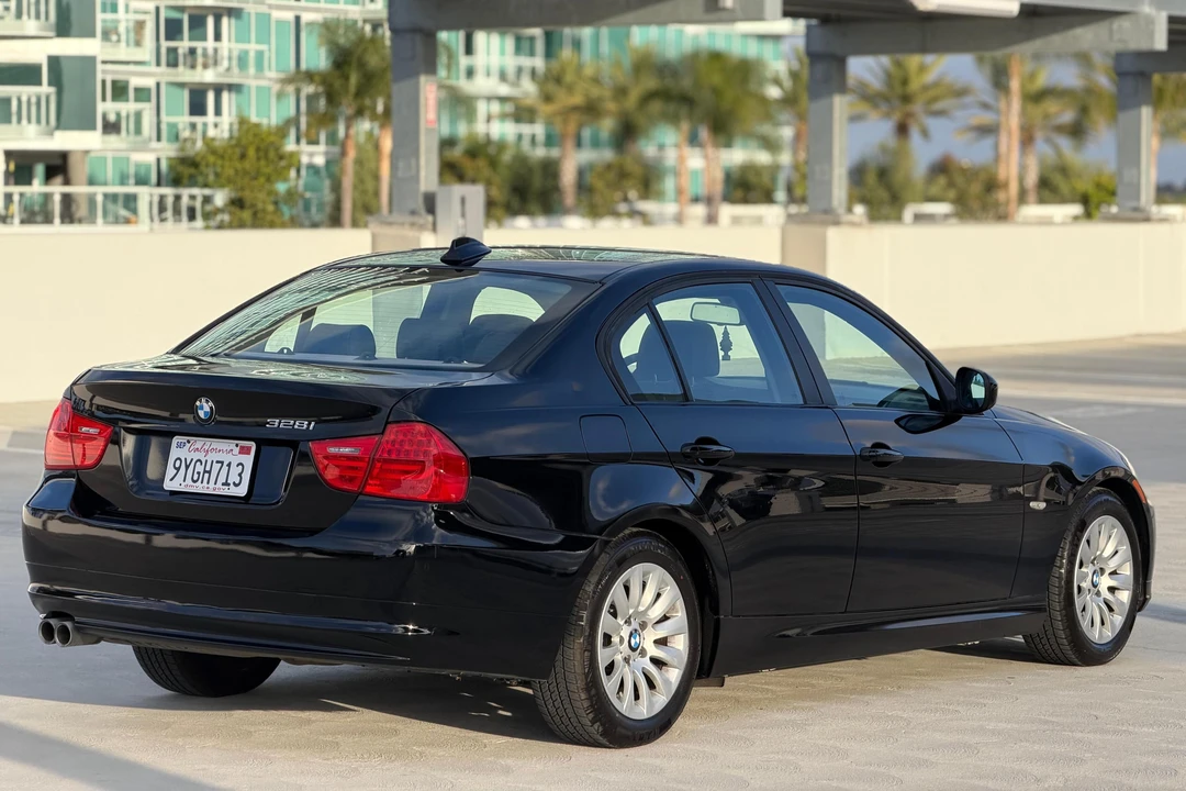 2009 BMW E90 3 Series Sedan - Image 4 of 31