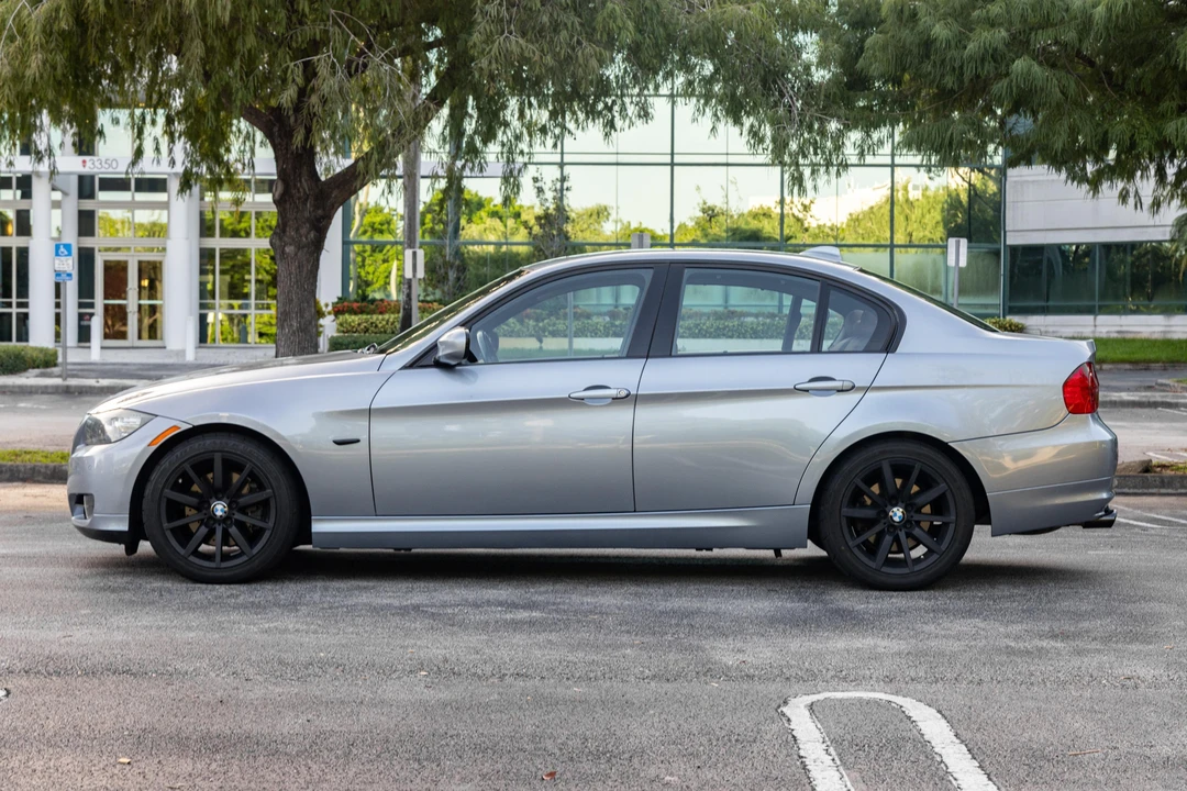 2009 BMW E90 3 Series Sedan - Image 9 of 31