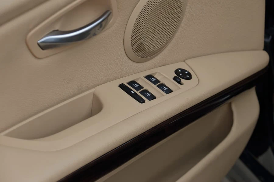 2009 BMW E90 3 Series Sedan - Image 17 of 29