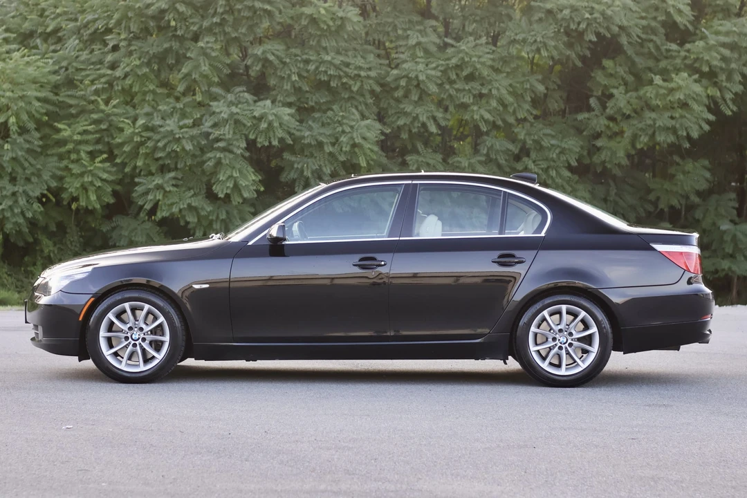 2009 BMW E60 545i & 550i Sedan - Image 7 of 31