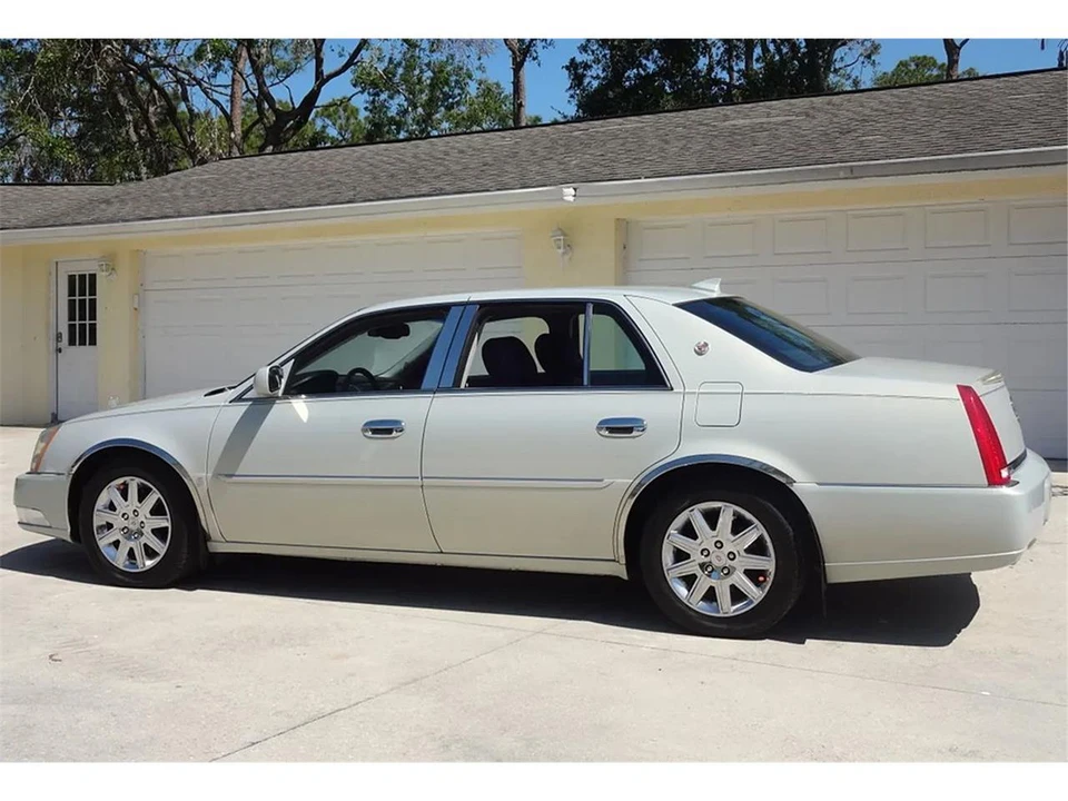 2009 Cadillac - Image 13 of 31
