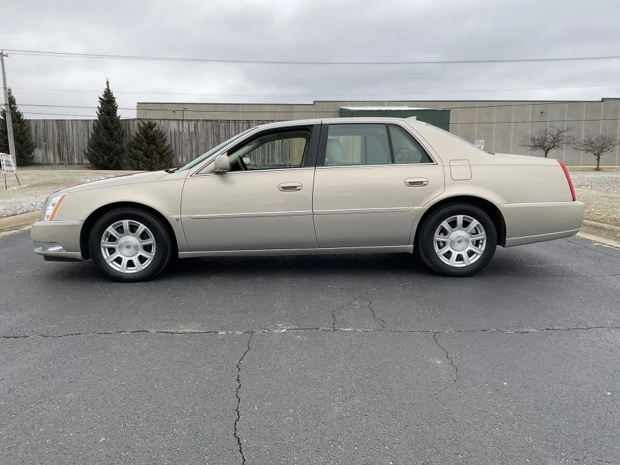 2009 Cadillac DTS - Image 2 of 10