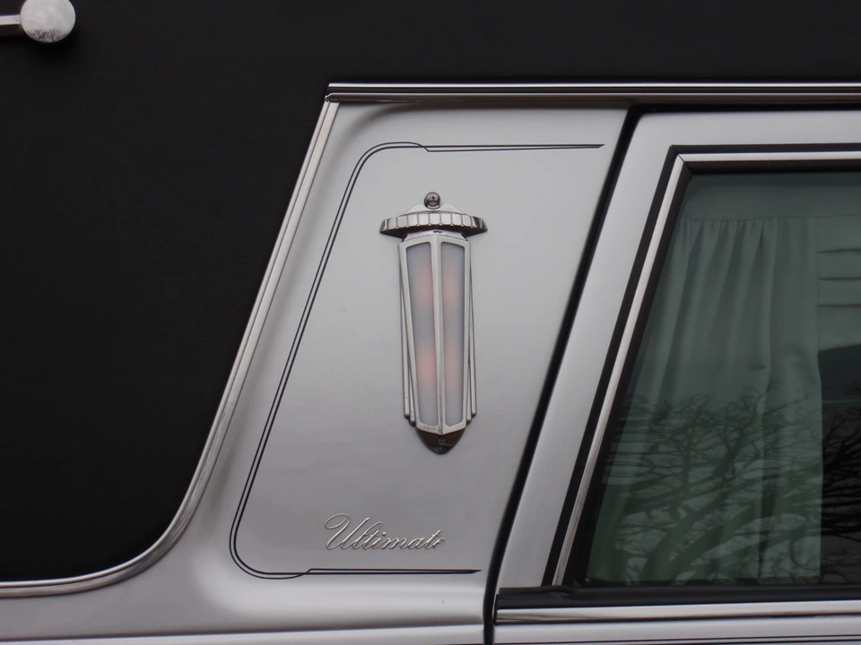 2009 Cadillac DTS - Image 2 of 18