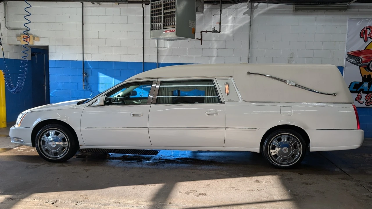2009 Cadillac DTS - Image 7 of 20
