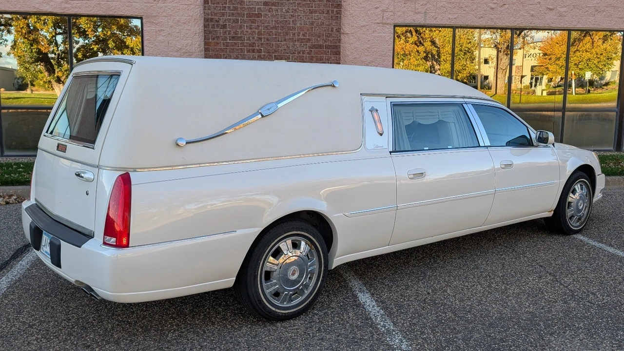 2009 Cadillac DTS - Image 2 of 20