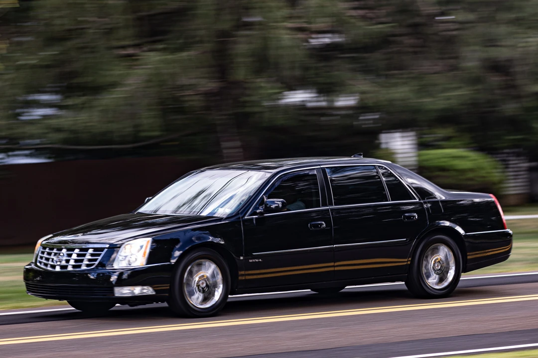 2009 Cadillac DTS - Image 2 of 31