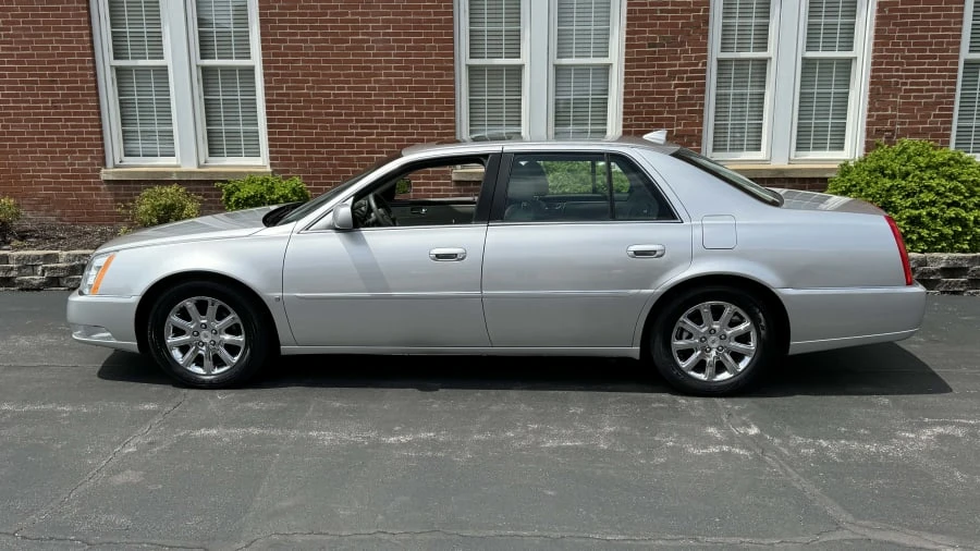 2009 Cadillac DTS - Image 2 of 8