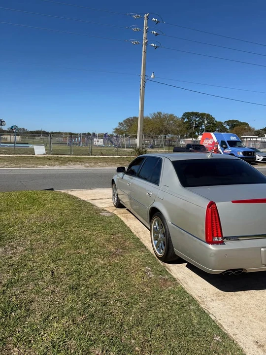 2009 Cadillac DTS - Image 6 of 14