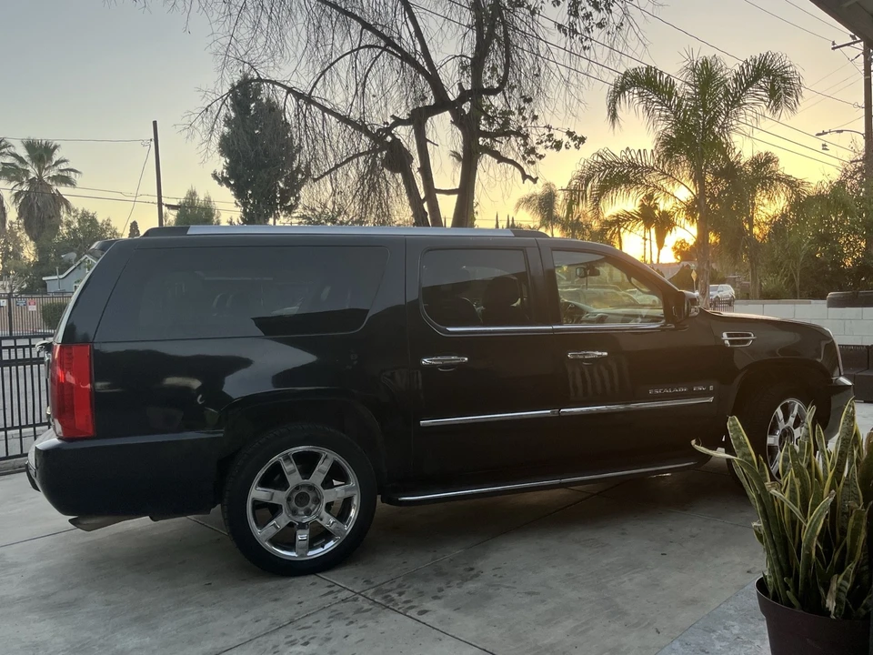 2009 Cadillac Escalade & EXT 3rd Gen - Image 4 of 21