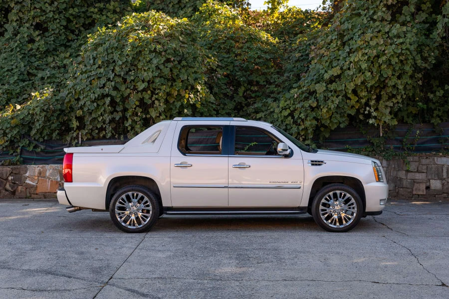 2009 Cadillac Escalade & EXT 3rd Gen - Image 2 of 31