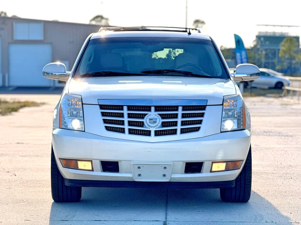 2009 Cadillac Escalade & EXT 3rd Gen - Image 2 of 21