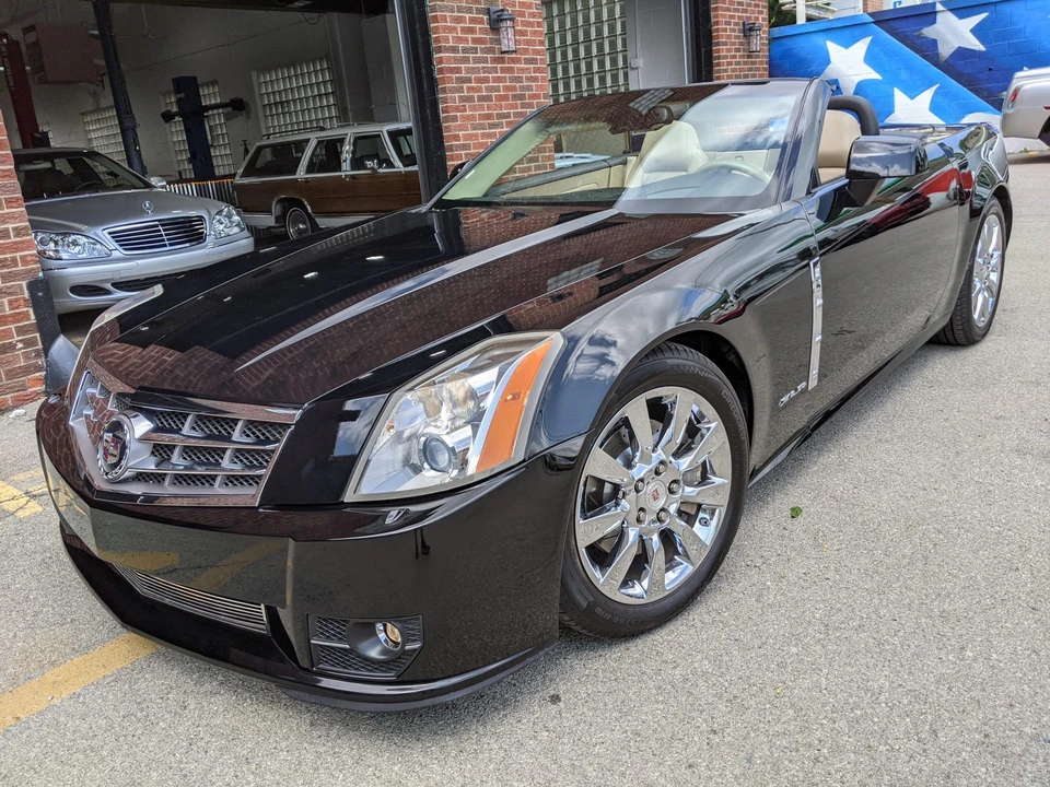 2009 Cadillac XLR - Image 8 of 31