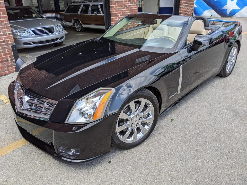 2009 Cadillac XLR - Image 10 of 31