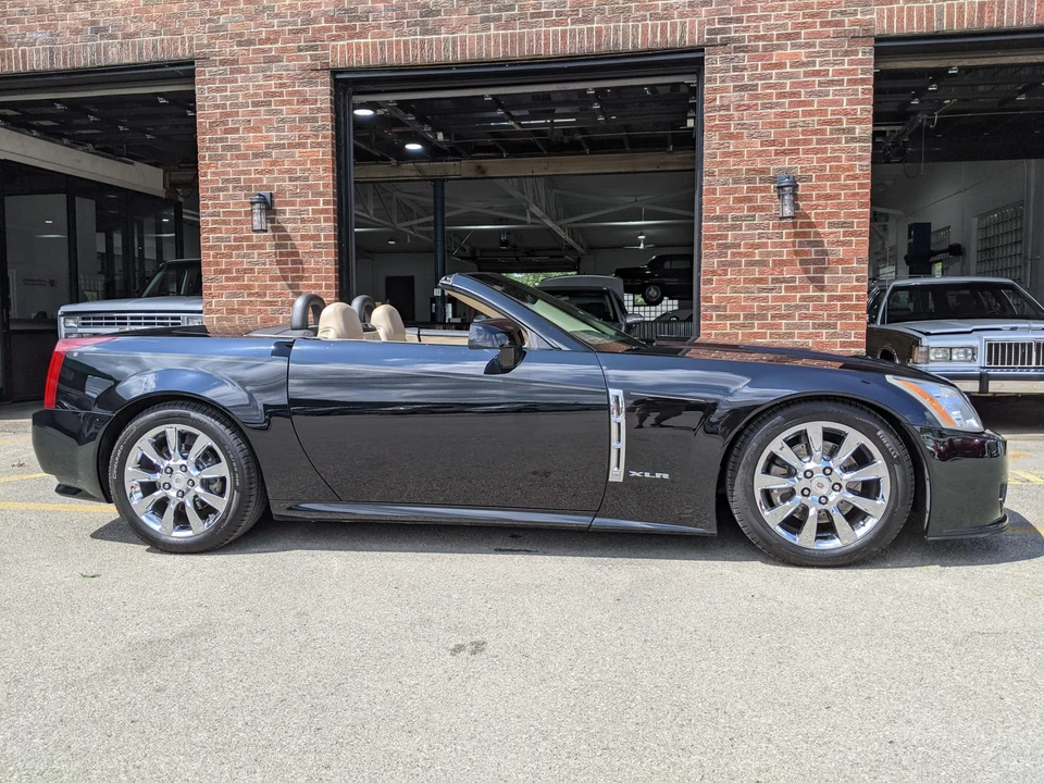 2009 Cadillac XLR - Image 25 of 31