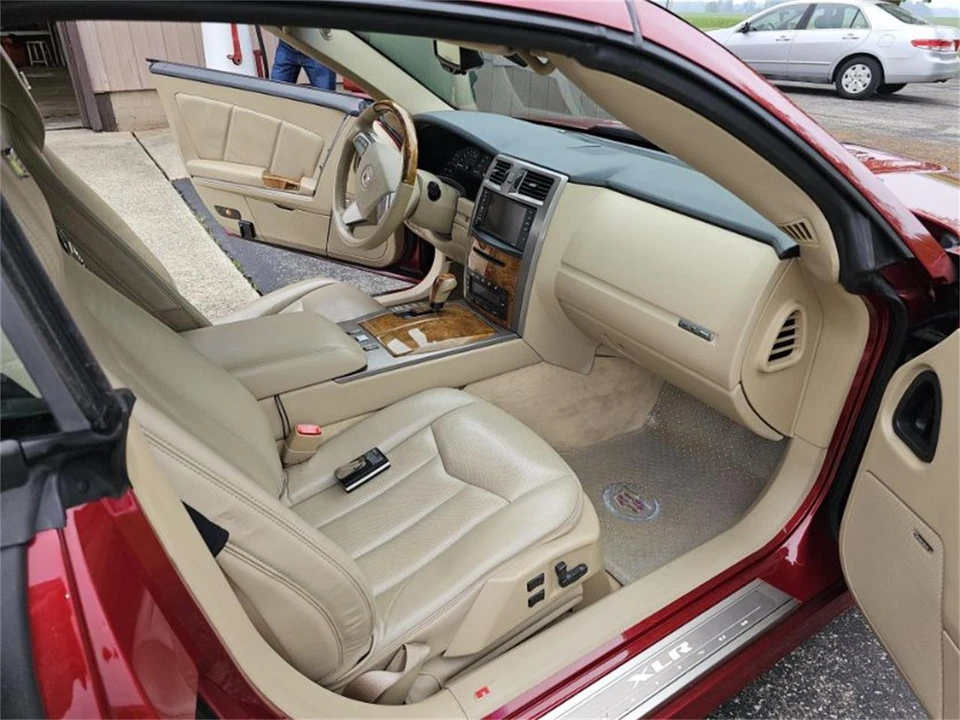 2009 Cadillac XLR - Image 15 of 17