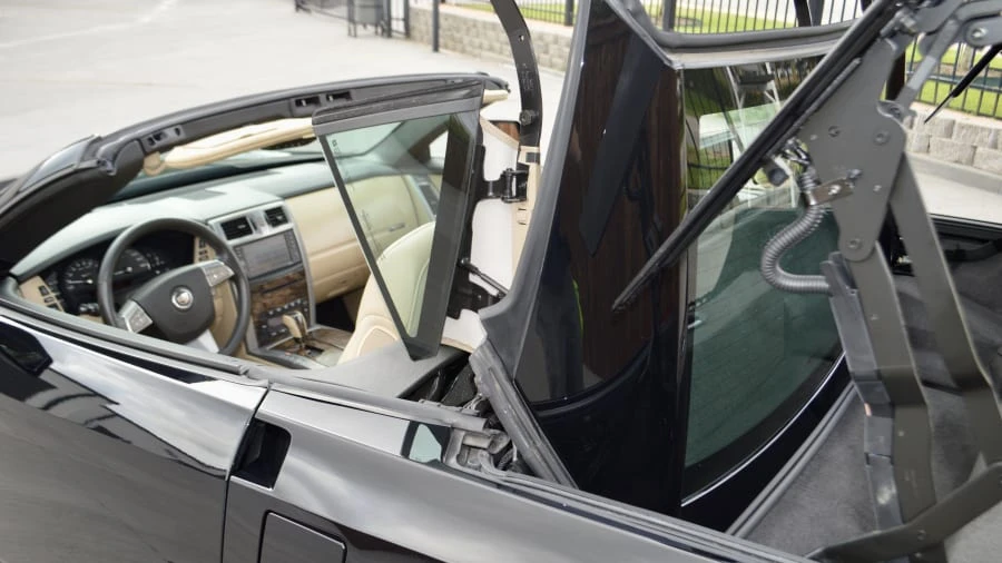 2009 Cadillac XLR-V - Image 24 of 31