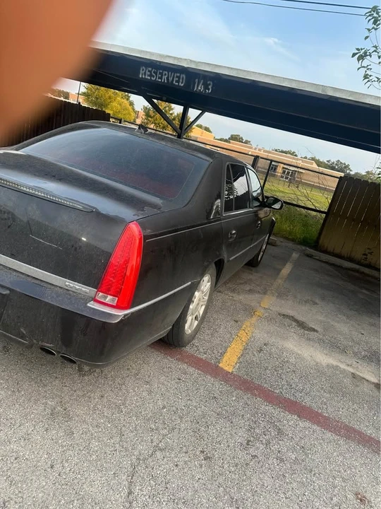 2009 Cadillac DTS - Image 2 of 8