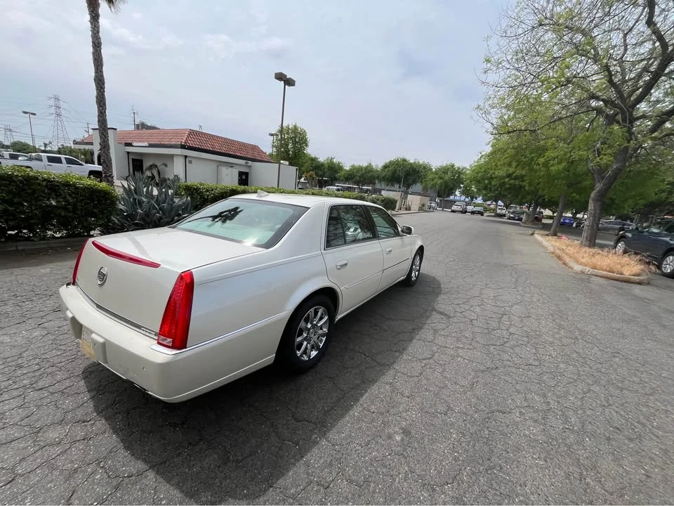 2009 Cadillac DTS - Image 8 of 15