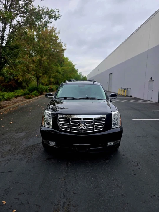 2009 Cadillac Escalade & EXT 3rd Gen - Image 2 of 20