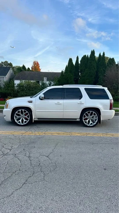 2009 Cadillac Escalade & EXT 3rd Gen - Image 2 of 19