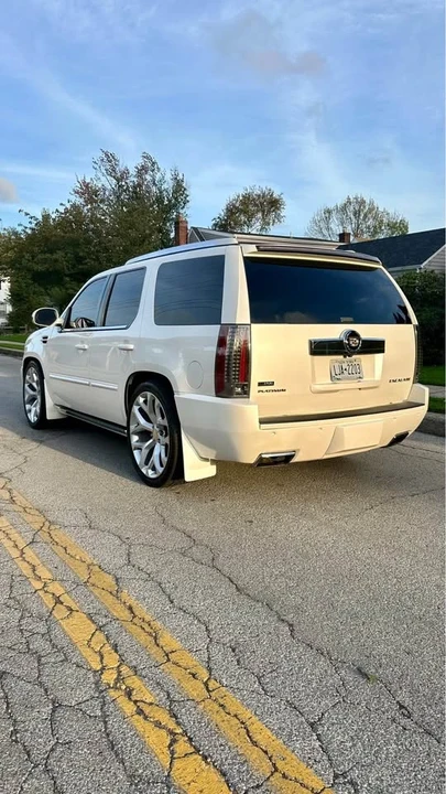2009 Cadillac Escalade & EXT 3rd Gen - Image 3 of 19