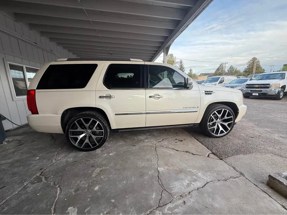 2009 Cadillac Escalade & EXT 3rd Gen - Image 4 of 11