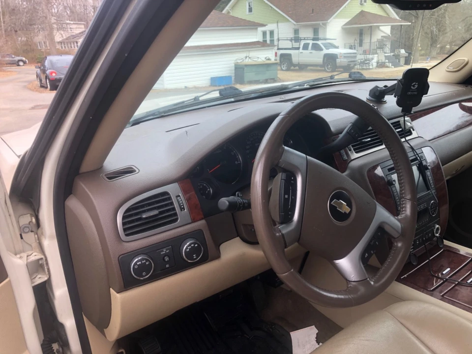 2009 Chevrolet Avalanche - Image 2 of 20