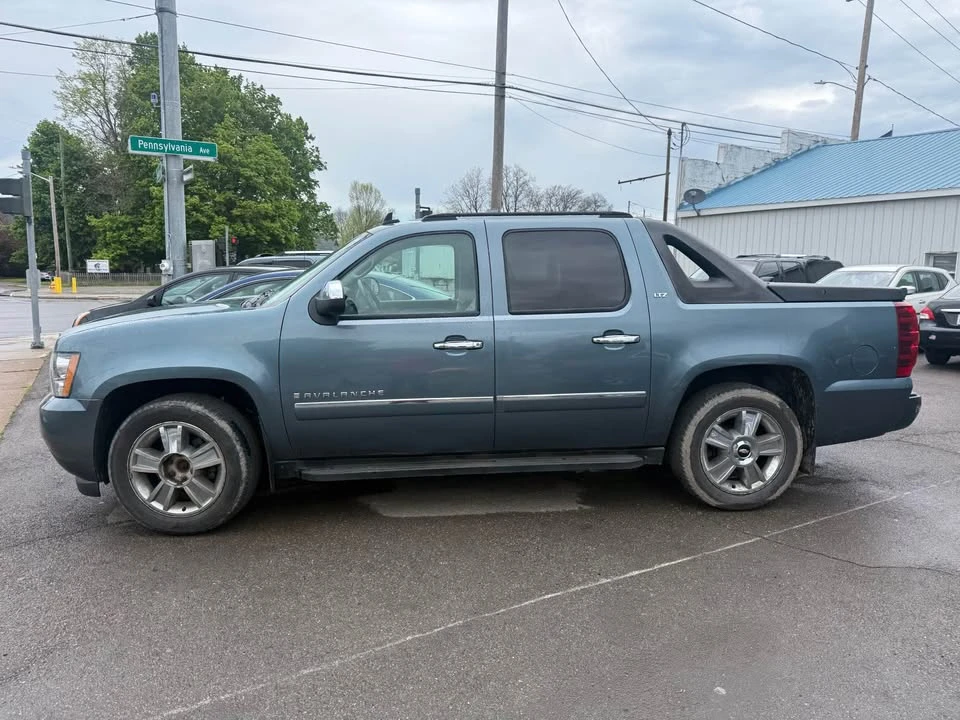 2009 Chevrolet Avalanche - Image 4 of 9