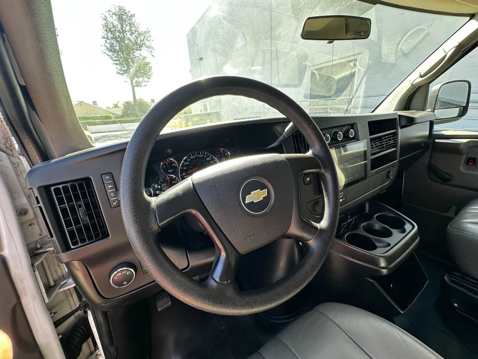 2009 Chevrolet Express - Image 15 of 18