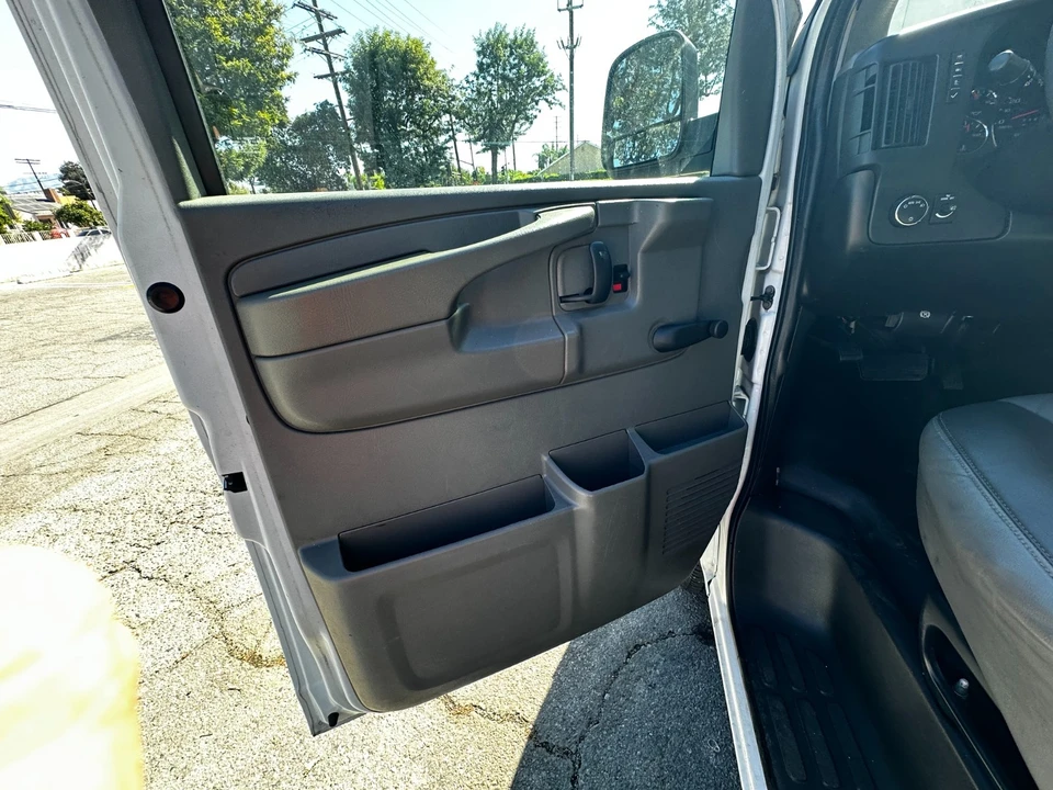 2009 Chevrolet Express - Image 13 of 18