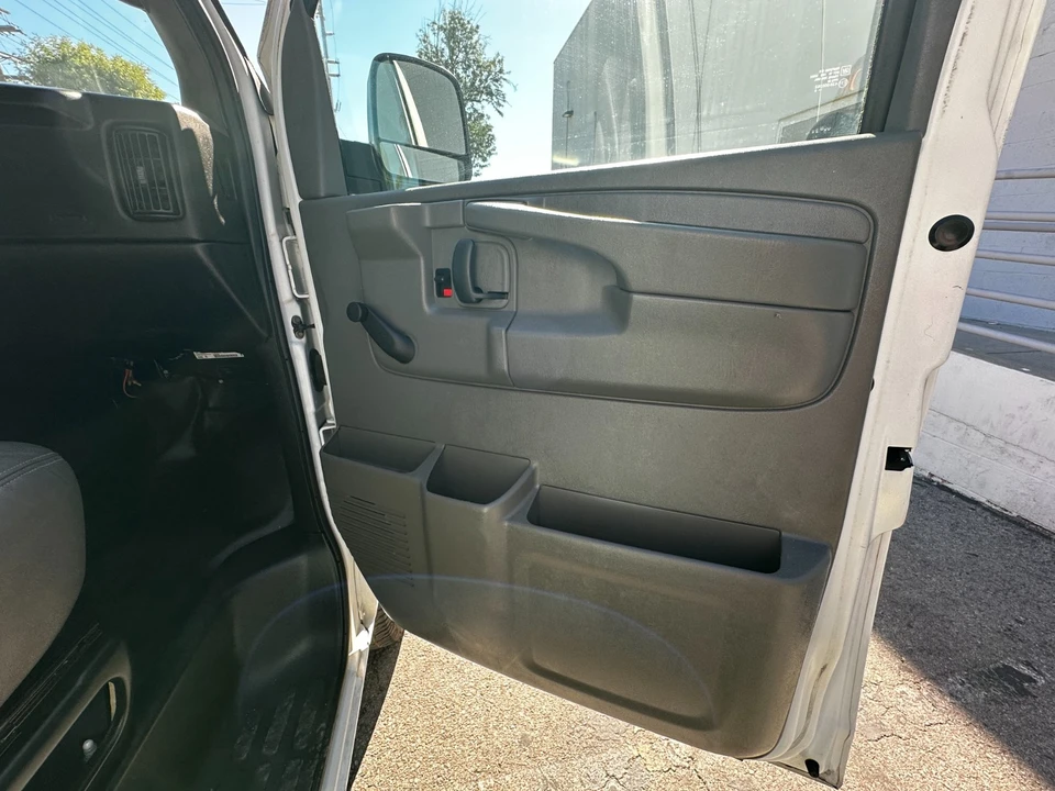 2009 Chevrolet Express - Image 11 of 18