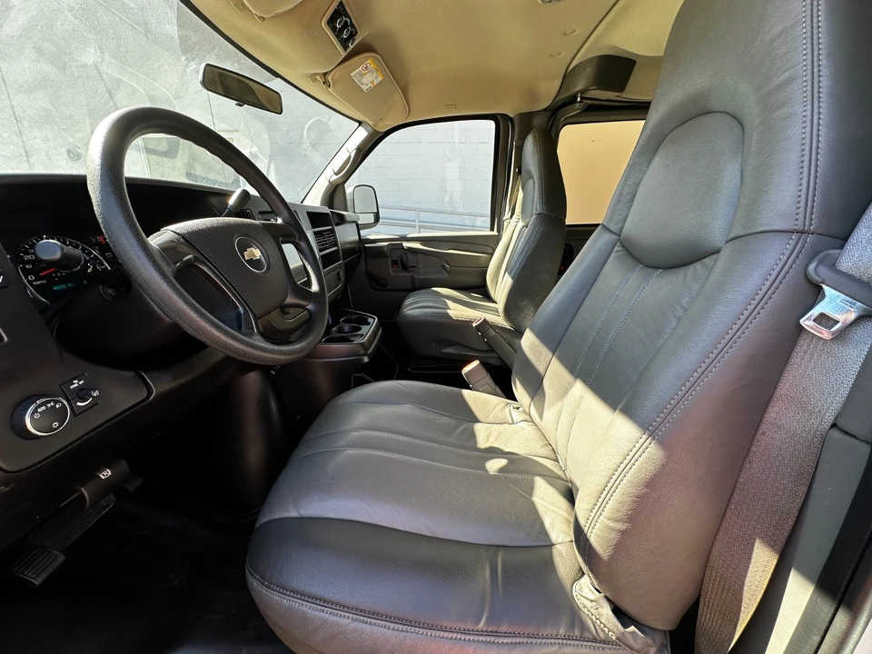 2009 Chevrolet Express - Image 14 of 18