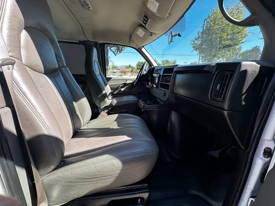 2009 Chevrolet Express - Image 12 of 18