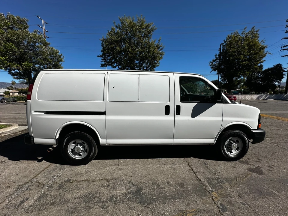 2009 Chevrolet Express - Image 9 of 18