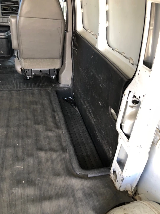 2009 Chevrolet Express - Image 11 of 21