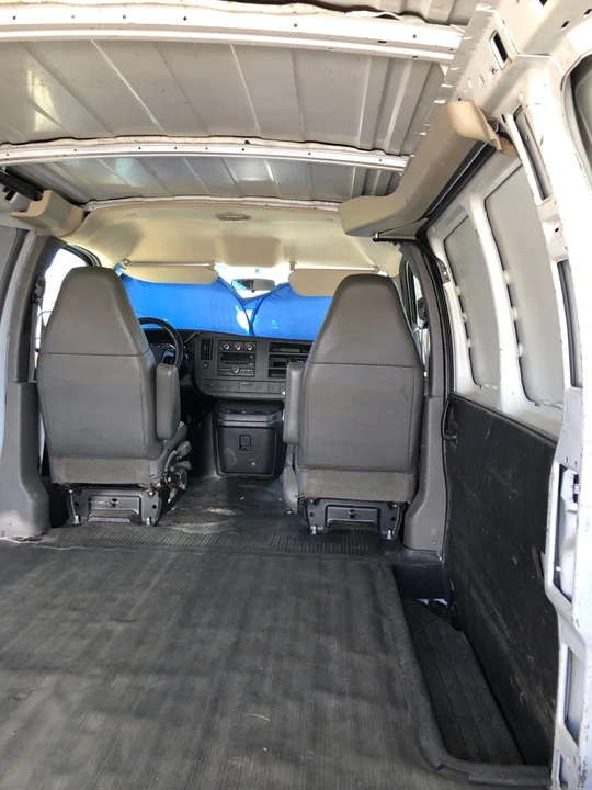 2009 Chevrolet Express - Image 16 of 21